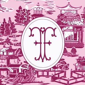 Op de afbeelding: Roze toile de jouy patroon met Aziatisch ge&iuml;nspireerde pagodes, bruggen en landschappen. Een witte ovaal in het midden bevat een bordeaux monogram. Het ontwerp is een herhalend patroon.