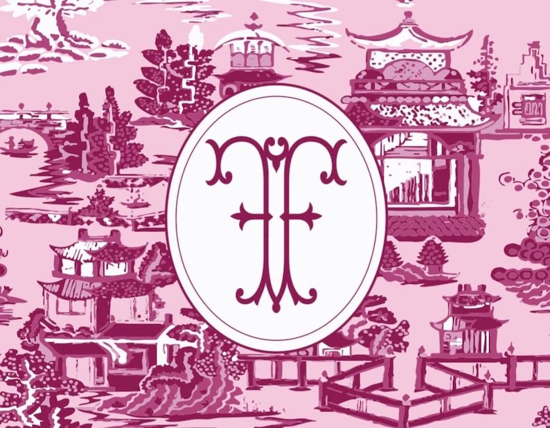 Op de afbeelding: Roze toile de jouy patroon met Aziatisch ge&iuml;nspireerde pagodes, bruggen en landschappen. Een witte ovaal in het midden bevat een bordeaux monogram. Het ontwerp is een herhalend patroon.