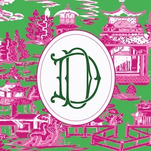Op de afbeelding: Een levendig groen en roze Aziatisch ge&iuml;nspireerd patroon met pagodes, bomen en hekken. Een witte ovaal in het midden toont een donkergroen verweven "D" monogram. Het ontwerp is geschikt voor stof, behang of briefpapier.