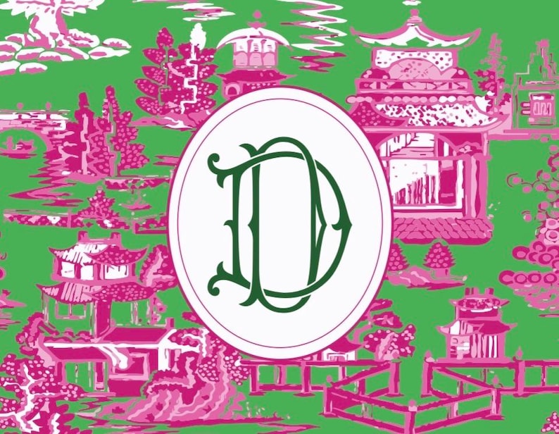 Op de afbeelding: Een levendig groen en roze Aziatisch ge&iuml;nspireerd patroon met pagodes, bomen en hekken. Een witte ovaal in het midden toont een donkergroen verweven "D" monogram. Het ontwerp is geschikt voor stof, behang of briefpapier.