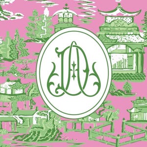 Op de afbeelding: Roze en groen toile-patroon met een witte ovaal met het groene monogram "JD". De achtergrond toont een herhalend patroon van Aziatisch ge&iuml;nspireerde pagodes, bomen en bruggen. Het ontwerp is een klassieke, decoratieve stijl.