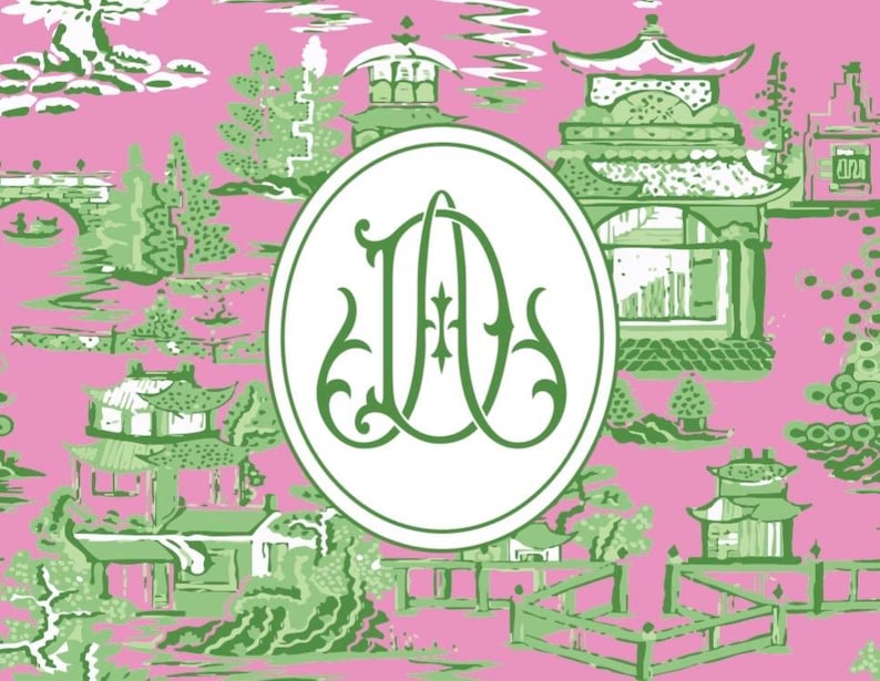 Op de afbeelding: Roze en groen toile-patroon met een witte ovaal met het groene monogram "JD". De achtergrond toont een herhalend patroon van Aziatisch ge&iuml;nspireerde pagodes, bomen en bruggen. Het ontwerp is een klassieke, decoratieve stijl.
