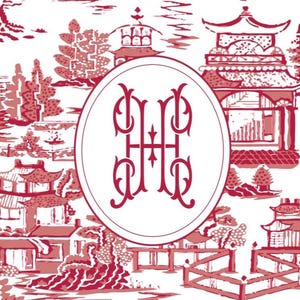 Op de afbeelding: Een rood en wit toile de Jouy-patroon met Aziatisch ge&iuml;nspireerde landschappen, pagodes, bruggen en bomen. Een witte ovaal in het midden bevat een rood monogram. Het ontwerp is een herhalend patroon.