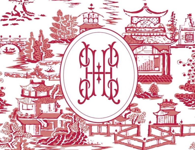 Op de afbeelding: Een rood en wit toile de Jouy-patroon met Aziatisch ge&iuml;nspireerde landschappen, pagodes, bruggen en bomen. Een witte ovaal in het midden bevat een rood monogram. Het ontwerp is een herhalend patroon.