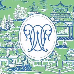 Op de afbeelding: Een groen en blauw toile de Jouy-patroon met pagodes, bomen en bruggen. Een witte ovaal in het midden bevat een blauw monogram van de letters "DW". Het ontwerp heeft een klassieke, elegante uitstraling.