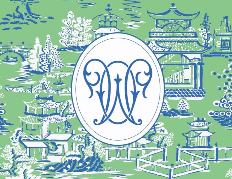 Op de afbeelding: Een groen en blauw toile de Jouy-patroon met pagodes, bomen en bruggen. Een witte ovaal in het midden bevat een blauw monogram van de letters "DW". Het ontwerp heeft een klassieke, elegante uitstraling.