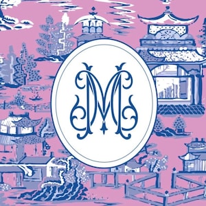 Op de afbeelding: Een roze en blauw toile-patroon met pagodes, bruggen en bomen. Een witte ovaal in het midden bevat een blauw monogram met de letter "M". Het ontwerp doet denken aan klassieke chinoiserie.