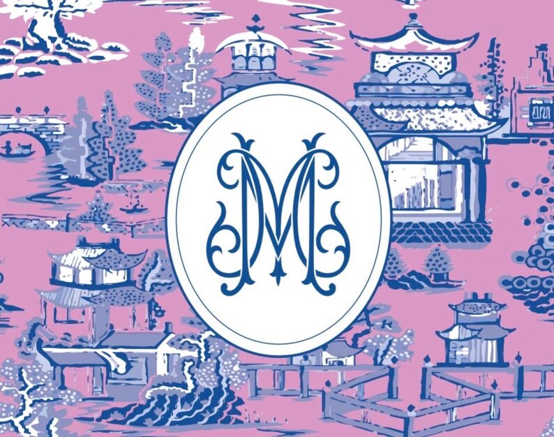 Op de afbeelding: Een roze en blauw toile-patroon met pagodes, bruggen en bomen. Een witte ovaal in het midden bevat een blauw monogram met de letter "M". Het ontwerp doet denken aan klassieke chinoiserie.