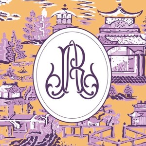 Op de afbeelding: Een illustratie met een herhalend patroon van Aziatisch ge&iuml;nspireerde pagodes, bomen en bruggen in tinten paars en wit tegen een goudgele achtergrond. Een witte ovaal in het midden bevat de letters "JR" in een decoratief paars lettertype.
