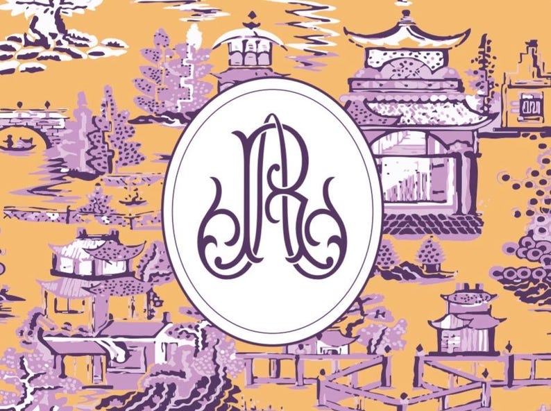 Op de afbeelding: Een illustratie met een herhalend patroon van Aziatisch ge&iuml;nspireerde pagodes, bomen en bruggen in tinten paars en wit tegen een goudgele achtergrond. Een witte ovaal in het midden bevat de letters "JR" in een decoratief paars lettertype.