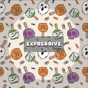 Puede incluir: Un patrón repetitivo de piruletas temáticas de Halloween, que incluyen fantasmas, calabazas, manzanas envueltas y calaveras moradas. El diseño también presenta telarañas y caramelos sobre un fondo beige claro. El texto "EXPRESSIVE Design" está en el centro.