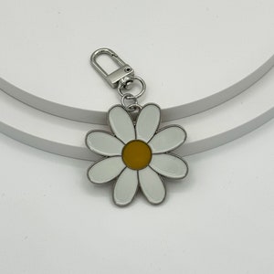 Daisy Charm, Flower Charm, Name Tag Charm, Daisy Keychain, Bag Charm, Purse Charm, Car keychain, Charm keychain, Gift idea, Bag Accessory