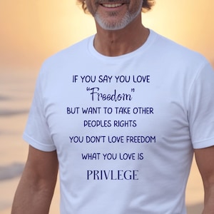 Potencia tu estilo con la camiseta unisex con cita de libertad de Tim Walz: ideal para la comodidad diaria, ropa informal, activismo, regalo para amigos.