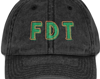 Gorra Vintage FDT Design: Sarga de algodón desgastada, cierre ajustable a presión.