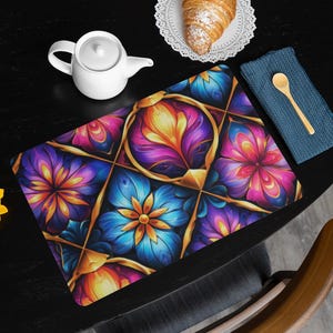 Set coordinato di tovaglietta e runner da tavola con decorazioni geometriche trapuntate e motivi floreali - Inserzione multi-prodotto