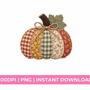 Puede incluir: Una decoración de calabaza de tela con segmentos alternos de cuadros vichy naranjas, estampado floral amarillo, cuadros vichy verdes y estampado floral crema. Incluye un tallo marrón acanalado, una hoja de fieltro verde y un lazo de yute.