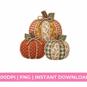 Peut inclure: Trois citrouilles en tissu avec des motifs patchwork en orange, vert et crème. Les citrouilles sont décorées de petits motifs floraux, de carreaux vichy et de pois, agrémentées de nœuds en jute, de tiges brunes et de feuilles en tissu vert.