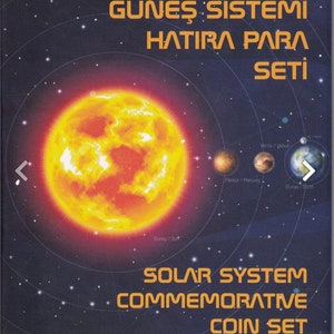 Op de afbeelding: Een kleurrijke illustratie van het zonnestelsel met de zon in het midden en de planeten Mercurius, Venus, Aarde, en de tekst "GÜNEŞ SİSTEMİ HATIRA PARA SETİ" en "SOLAR SYSTEM COMMEMORATIVE COIN SET" in het Turks en Engels.