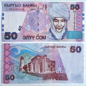 Puede incluir: Un billete de 50 soms kirguís con el retrato de Kurmanjan Datka, una figura histórica kirguisa, en el anverso y una mezquita en el reverso. El texto "КЫРГЫЗ БАНКЫ" (Banco de Kirguistán) y "ЭЛҮҮ СОМ" (cincuenta soms) está impreso en ambos lados.