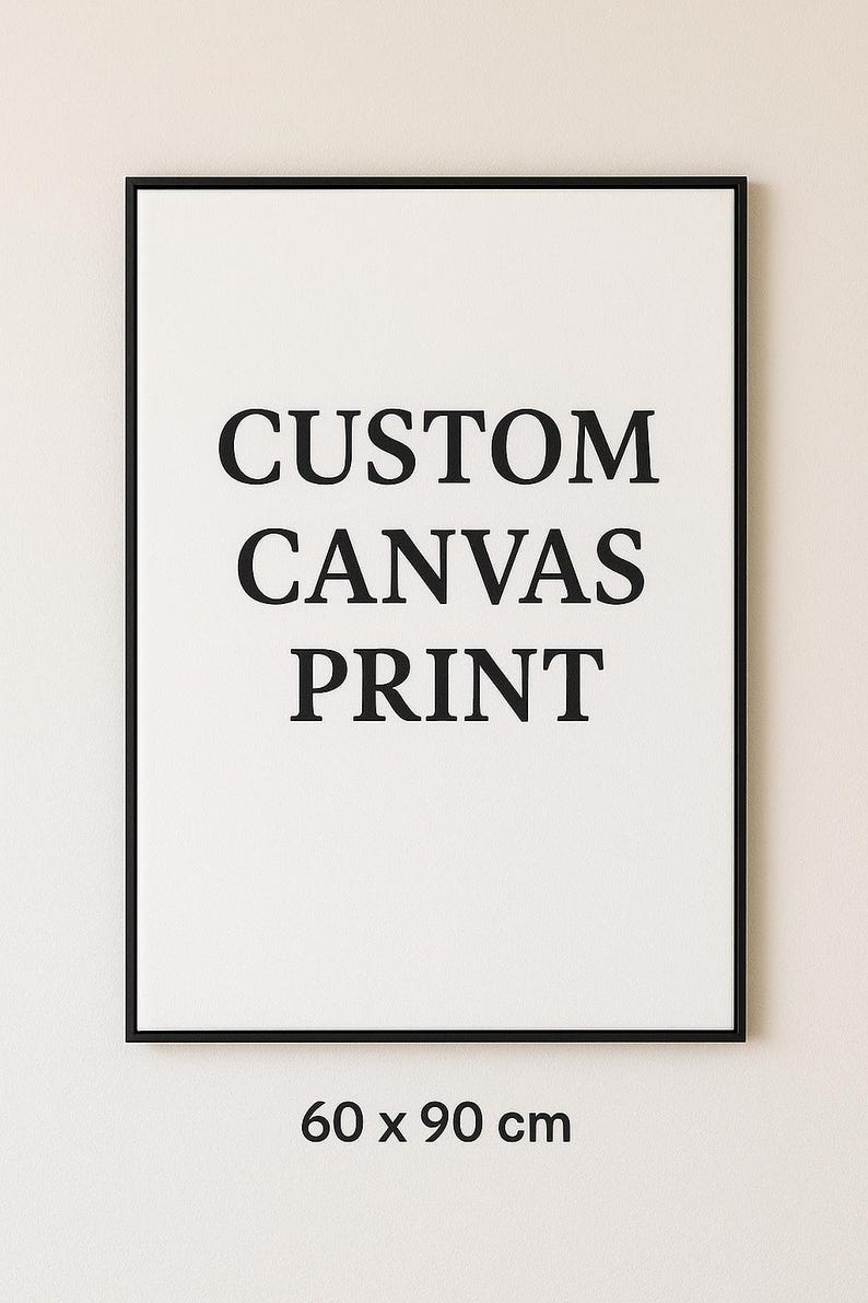 K&ouml;nnte beinhalten: Ein rechteckiger Leinwanddruck mit schwarzem Rahmen und wei&szlig;em Hintergrund, auf dem der schwarze Text CUSTOM CANVAS PRINT zentriert ist. Unter dem Rahmen ist der Text 60 x 90 cm aufgedruckt, der die Ma&szlig;e des Leinwanddrucks angibt.
