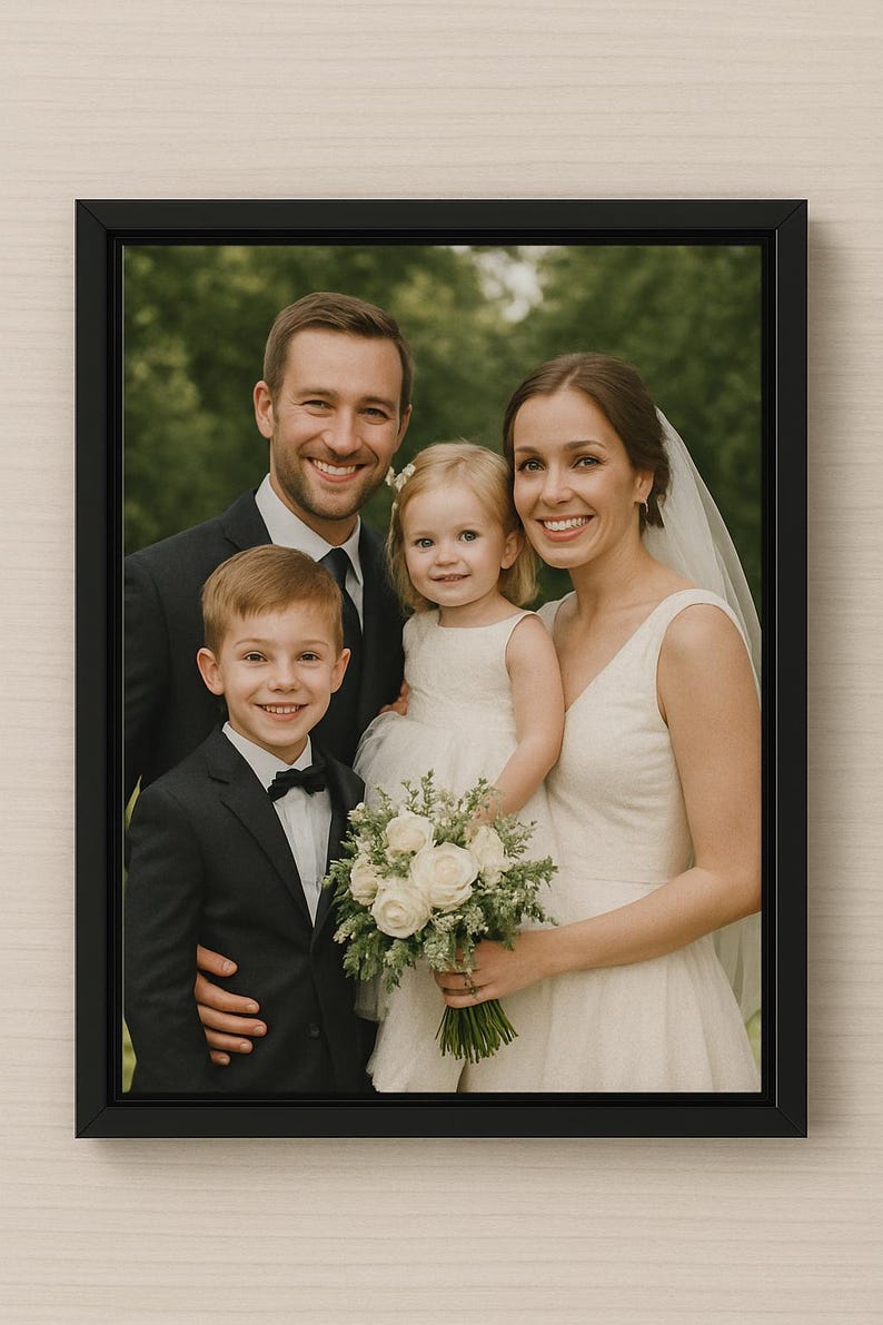 K&ouml;nnte beinhalten: Ein rechteckiger schwarzer Rahmen mit einem Foto einer vierk&ouml;pfigen Familie. Das Bild zeigt eine Person in einem dunklen Anzug, eine Person in einem wei&szlig;en Brautkleid mit Schleier, ein kleines Kind in einem wei&szlig;en Kleid und ein Kind in einem dunklen Anzug.
