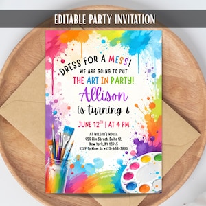 Könnte beinhalten: Eine rechteckige Partyeinladung mit einem bunten Farbspritzer-Rand, einem Glas mit Pinseln und einer Farbpalette. Der Text lautet: DRESS FOR A MESS! WE ARE GOING TO PUT THE ART IN PARTY! Allison is turning 6 JUNE 12TH | AT 4 PM.