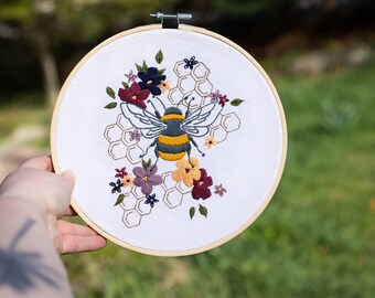 Arte de bordado con abejas y panales: decoración natural personalizable