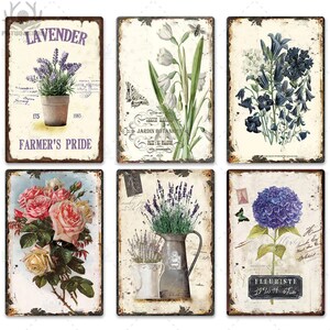 Peut inclure: Ensemble de six plaques métalliques de style vintage illustrant des fleurs. Chaque plaque présente un motif floral différent, notamment de la lavande, des roses, des hortensias et des lys. Les plaques ont un aspect vieilli et rouillé et présentent du texte en français et en anglais.
