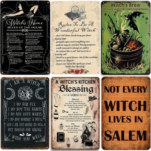 Può includere: Una collezione di insegne in metallo in stile vintage con citazioni e immagini a tema streghe. Le insegne presentano testi come "Witch's Home", "Rules To Be A Wonderful Witch" e "Witch's Brew". La tavolozza dei colori comprende nero, verde e marrone.