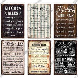 Può includere: Sei cartelli in metallo in stile vintage con regole da cucina stampate su di essi. I cartelli hanno un aspetto rustico e usurato e presentano vari detti e illustrazioni legate alla cucina. I cartelli sono perfetti per aggiungere un tocco di fascino rustico a qualsiasi cucina.