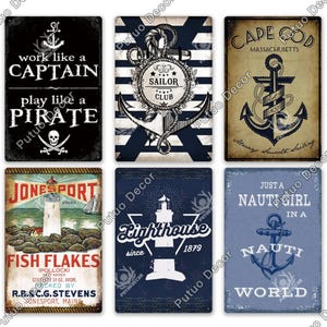 Puede incluir: Conjunto de seis letreros metálicos de estilo vintage con temas náuticos. Los diseños incluyen anclas, faros y frases como "work like a captain, play like a pirate". Cada letrero tiene un acabado envejecido.