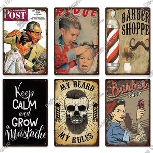Op de afbeelding: Collectie vintage metalen borden met barbershop-thema's. Borden tonen afbeeldingen van kapsels, barbierpalen en tekst zoals "Barber Shoppe" en "Keep Calm and Grow a Mustache". De borden hebben een verweerde, verouderde uitstraling.