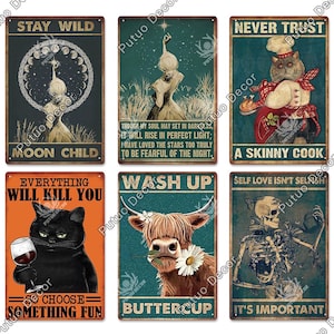 Peut inclure: Collection de six enseignes métalliques de style vintage avec divers motifs. Les enseignes présentent des images d'une femme, d'un chat chef, d'un chat noir avec du vin, d'une vache et d'un squelette. Chaque enseigne contient du texte, dont "Stay Wild" et "Moon Child."