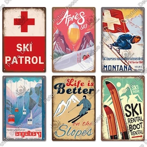 Könnte beinhalten: Sammlung von Metallschildern im Vintage-Stil mit Used-Look. Die Schilder zeigen Ski-Motive und Texte wie "Ski Patrol", "Après Ski" und "Life is Better on the Slopes". Die Farbpalette umfasst Rot, Blau und Beige.