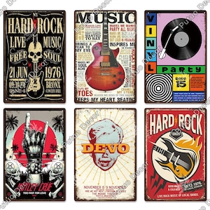 Puede incluir: Seis carteles metálicos de estilo vintage con temática de rock and roll. Los carteles presentan imágenes de guitarras, calaveras y un tocadiscos. El texto en los carteles incluye las palabras "Hard Rock", "Music", "Vinyl", "Devo" y "Motley Crue".