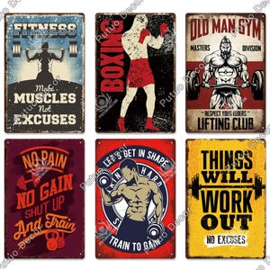 Puede incluir: Seis carteles metálicos de estilo vintage con citas de motivación sobre fitness. Los carteles presentan imágenes de levantadores de pesas, boxeadores y otros atletas. Los carteles son de varios colores, incluyendo rojo, amarillo, azul y negro. El texto en los carteles incluye frases como "No Pain No Gain", "Let's Get In Shape" y "Old Man Gym".