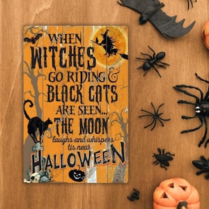 魔女が乗馬に出かけ、黒猫が見られるハロウィーンの金属製ブリキ看板、黒猫、ジャック・オ・ラターンの飾り板、壁掛けポスター、パーティー、怖い夜