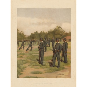 Puede incluir: Un grupo de hombres con uniforme militar están practicando el tiro con rifles. Están de pie en un campo con árboles en el fondo. Los hombres llevan uniformes azul oscuro con sombreros negros y cinturones blancos. Los rifles son largos y tienen culatas de madera. Todos los hombres están mirando sus objetivos.