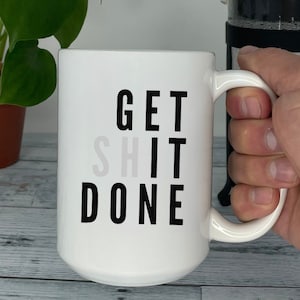Tazza da caffè "Get Shit Done", umorismo sarcastico da ufficio, ceramica da 15 once