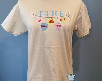 Valentines String of Candy Hearts Gepersonaliseerde geborduurd T-shirt/shirt met korte mouw