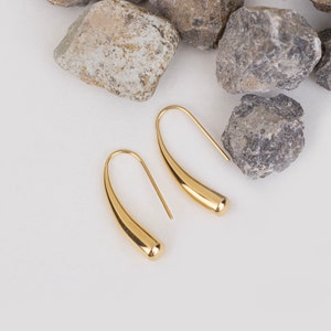 Pendientes gota de agua de oro de 18K, pendientes minimalistas, pendientes colgantes, pendientes de gancho, pendientes colgantes de oro, regalo para ella, joyería nupcial imagen 4