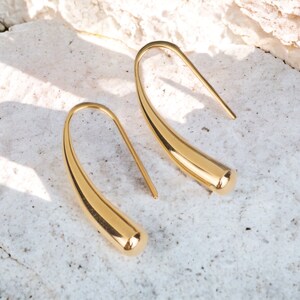 Pendientes gota de agua de oro de 18K, pendientes minimalistas, pendientes colgantes, pendientes de gancho, pendientes colgantes de oro, regalo para ella, joyería nupcial