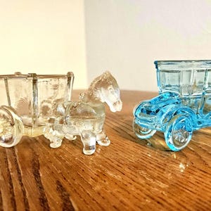 Vintage Glas Zahnstocher Halter, Pferd & Buggy und alte Modell T Jalopy Auto Zahnstocher, klar und Aqua Türkis Blau