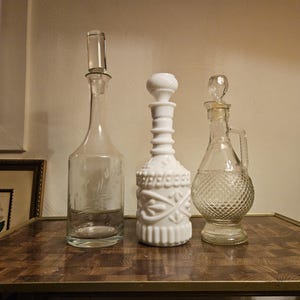 Vintage Dekanter: Jim Beam Kentucky Derby 230 Flasche, Floral geätzte Toscany Long-Neck Weinkaraffe