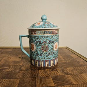 Chinesischer Mun Shou Türkis Teebecher mit Deckel Jingdezhen Factory 31 Wan Shou Wu Journal Longevity Pattern Porzellan PC4151