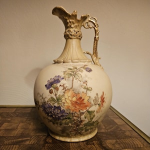 Antieke Wien Teplitz-porseleinen vaaskan, handgeschilderde chrysanten, gouden details Moriage