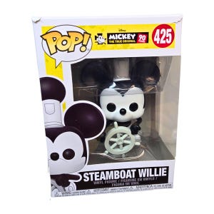以下が含まれることがあります： オリジナルパッケージに入った、スチームボート・ウィリーのFunko Pop!ビニールフィギュア。フィギュアは白黒で、船の舵を持っています。箱にはPop!のロゴ、ミッキーマウス、そして「STEAMBOAT WILLIE」の文字が描かれています。