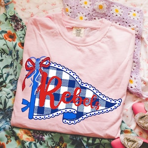 Camiseta de cuadros azules y rojos para el día del partido / Diseño retro de lazo con banderín de los Rebels