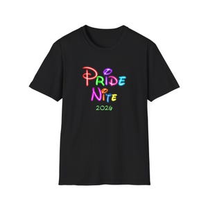 -shirt Pride Nite 2026 | T-shirt à inscription arc-en-ciel