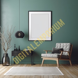 Puede incluir: Una imagen enmarcada en negro cuelga de una pared verde azulada sobre una mesa auxiliar negra con una lámpara colgando encima. Un sillón de madera marrón claro con un cojín gris se encuentra frente a la mesa. Una alfombra blanca está en el suelo.